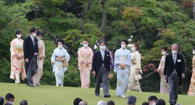 園遊会で皇后雅子さまのお着物に注目 袖には天皇家の「菊紋」と格調高い鳳凰の帯、愛子さまが幼い時期は「貝遊び」の柄行も(AERA dot.) - goo  ニュース