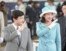 神武天皇陵への結婚報告の参拝を終え、帰京する当時の皇太子ご夫妻＝1993年6月、JR京都駅
