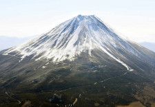 富士山。5合目に通じる富士スバルラインが伸びる＝2020年2月