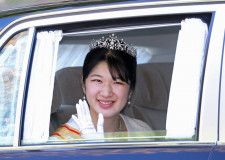 新年のあいさつのため、仙洞御所に入る天皇、皇后両陛下の長女愛子さま＝2024年1月1日午後0時55分、東京都港区、代表撮影