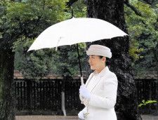 強い雨と風のなか、淡いベージュの雨傘を左手でさし、明治神宮を参拝した皇后雅子さま＝4月9日、東京・明治神宮