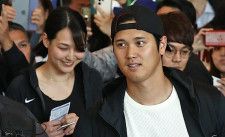 大谷と真美子夫人。ドジャースの開幕戦のため到着した韓国の空港で、初めて二人そろって姿を見せた（YONHAP NEWS/アフロ）