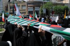 テヘラン中心部で、パレスチナの旗を掲げて連帯を示す人たち　2021年5月