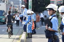 右側通行する自転車などを取り締まる警察官＝2023年、埼玉