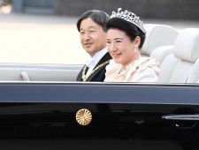 即位のパレードに臨む天皇、皇后両陛下＝2019年11月10日、東京都