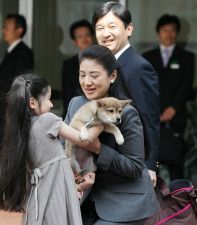 御料牧場に向かう皇太子（当時）ご一家。愛子さまから子犬の由莉をやさしく受け取る雅子さま＝2009年5月、栃木県のJR宇都宮駅、JMPA