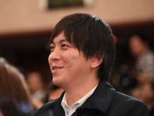 大谷翔平選手の帰国会見で笑顔をみせる水原一平容疑者＝2018年11月、東京