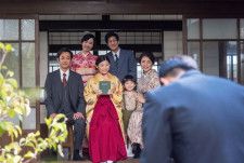 入学式の日、家族で記念写真を撮る。母にまるで頭が上がらない父（岡部たかし）は、寅子への限りない楽観の持ち主だ（写真：NHK提供）