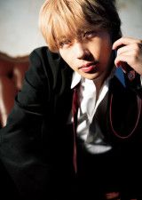 末澤誠也／すえざわ・せいや　1994年生まれ、兵庫県出身。「Aぇ! group」メンバー。5月15日に「《A》BEGINNING」でCDデビュー。バンドではボーカルを担当。ドラマ、舞台など俳優としても活躍し、9月、ミュージカル『三銃士』に出演。（写真・木村哲夫）