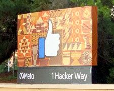 フェイスブックを運営する米メタ社の本社前にある看板＝2021年11月