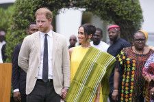 2024年5月12日、ナイジェリア・ラゴスの官邸に到着時に手を繋ぐヘンリー王子とメーガンさん（photo AP/アフロ）