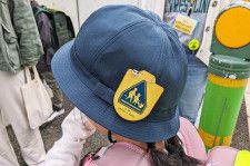 交通安全の「黄色いワッペン」を校帽につけて登校する新1年生。いま、このワッペンの転売が相次いでいる＝米倉昭仁撮影