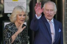 2024年4月30日、ロンドンのがん専門病院を訪問し、集まった人たちに手を振るチャールズ国王とカミラ王妃 。チャールズ国王のネクタイに注目が集まった（photo AP/アフロ）