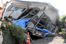 地震で倒壊した鹿児島県大崎市の住宅。前の道路をふさぐように崩れていた=2024年8月9日、朝日新聞社