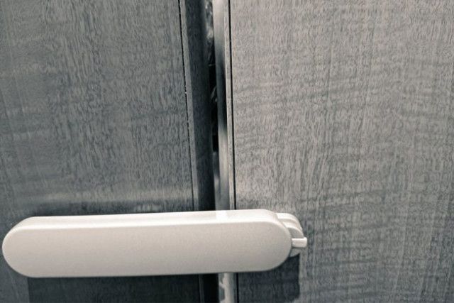 腹痛でトイレに入ったら「隙間から男の子に覗かれてる」　驚がくの事態が発生「親は何してるんでしょうね」