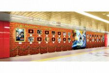 『名探偵コナン』コナン、キッド、平次が新宿駅に出現　函館にも駅名標風の広告が登場