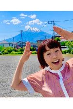 ロケ中、富士山を背にポーズを取る久保ひとみ【写真：本人提供】