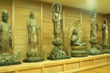 収蔵庫内の重要文化財の彫刻（仏像）群