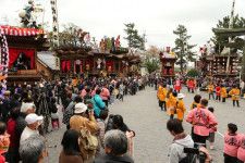 20日（例大祭）は、昼ごろに各町の曳山が水口神社に参集する