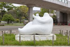 熊坂兌子《核兵器廃絶平和祈念像（平和の母子像）》1995年 撮影：熊野淳司