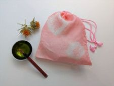 「紅染めワークショップ」〜紅花でシルク巾着を染める〜