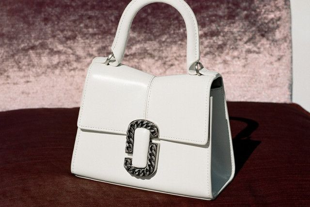 マーク ジェイコブス新作バッグ「セント マーク」“光沢感イタリアンレザー”のM字型ハンドバッグ