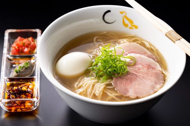 コンラッド東京×ミシュラン1つ星ラーメン店、“和風出汁スープ＆自家製チャーシュー”の「塩そば」