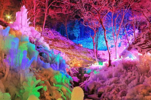 埼玉・秩父路「あしがくぼの氷柱」山全体を覆う幻想的な“氷柱”絶景スポット、夜はライトアップも