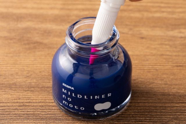 ゼブラ人気ペン「マイルドライナー」のインク誕生、筆先に違う色のインクをつけて“グラデーションペン”に