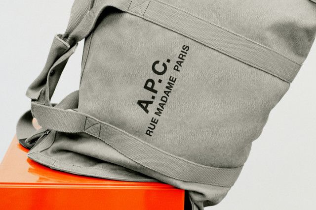 A.P.C.“ミリタリー調”のコットンキャンバスバッグ、ロゴ入りショルダーや2WAYトート(ファッションプレス) - goo ニュース