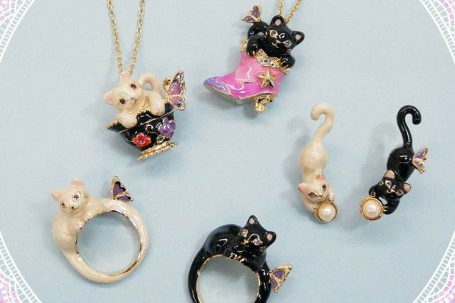 アナ スイ「白猫＆黒猫」アクセサリー、“パールで遊ぶ姿×蝶