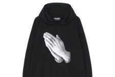 ワイルドサイド ヨウジヤマモト“祈る手”を描いた黒フーディーやロゴT、阪急メンズ東京の限定ストアで