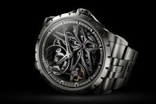 ロジェ・デュブイ新作腕時計、軽量＆耐腐食の“完全チタン製”「エクスカリバー モノバランシエ」