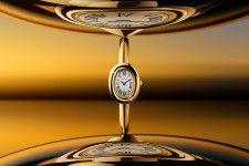カルティエ「ベニュワール」2023年新作腕時計、バングルを配したオーバル型ゴールドウォッチ