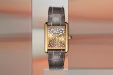 カルティエ「タンク ルイ カルティエ」2023年新作腕時計、3種ゴールドの幾何学模様が輝く文字盤