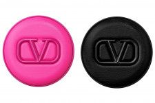 ヴァレンティノ ビューティ、人気クッションファンデが“鮮やかピンク＆ブラック”の限定パッケージに