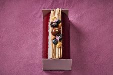 パーク ハイアット 東京のクリスマス2023“栗×カシス”のケーキ、“森”イメージのチョコケーキも