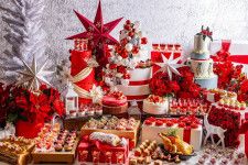 コンラッド東京のクリスマススイーツビュッフェ、赤と白が映えるサンタムースやケーキ