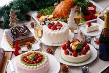 横浜・ホテルニューグランドの2023年クリスマス、苺×ピスタチオの鮮やかなムースケーキなど