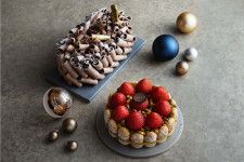 アマン東京23年クリスマスケーキ、苺＆ピスタチオのムースや濃厚ショコラケーキ