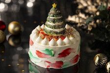 キンプトン新宿東京のクリスマス2023、NYロックフェラーセンターのツリーを乗せたショートケーキ