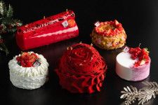 東京マリオットホテルのクリスマスケーキ2023、深紅のバラの花びらを模したチョコレートのケーキなど