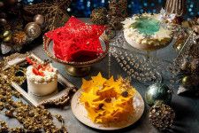 ヒルトン東京2023年クリスマスケーキ、レース風“星型チョコ”の真っ赤なダークチョコムースなど