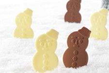 イシヤの「雪だるまくんチョコレート」が再び、ホワイト＆ミルクや“パチパチ”キャンディ入りフレーバーで