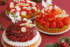 サロン ベイクアンドティーのクリスマスケーキ2023、香り高いバラや苺×ピスタチオのタルト