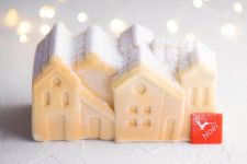 ヒルトン大阪のクリスマスケーキ2023、雪化粧した家型のムースやギフトボックス風ミニケーキ