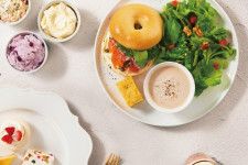 「ベーグル＆ベーグル×キリカフェ」恵比寿にオープン、キリのクリームチーズを用いたプレートやスイーツ