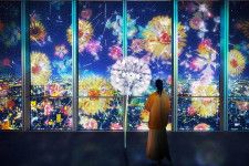 あべのハルカス展望台の夜景にデジタルの花々が咲く、ネイキッドによるプロジェクションマッピングショー