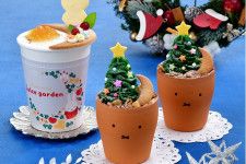 「フラワーミッフィー ジュースガーデン」“ミッフィーの顔”ポットに入ったクリスマスツリー型ティラミス