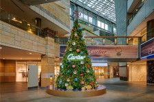カルティエのクリスマスツリーが六本木ヒルズ＆日本橋三越本店に、空飛ぶカルティエなど輝くオーナメント